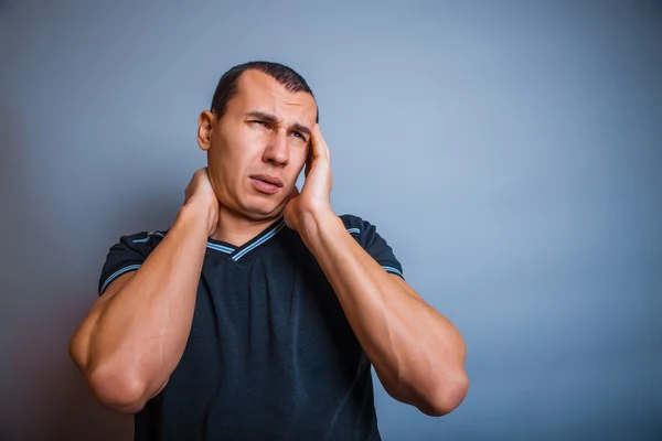 Oude man van Europees uiterlijk hoofdpijn lijdt — Stockfoto