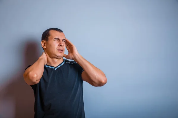 Alter Mann von europäischem Aussehen Migräne-Kopfschmerzen — Stockfoto