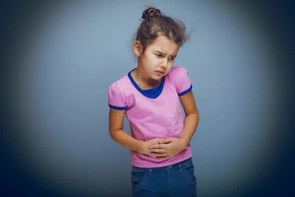 Niña dolor abdominal infantil sobre un fondo gris —  Fotos de Stock