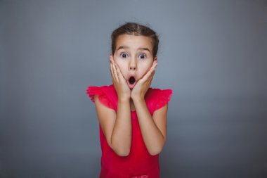 gri arka plan üzerinde kız ağzını açtı sürpriz