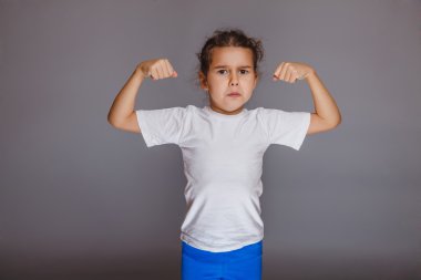 Kız gücü gri arka plan üzerinde gösterilen kadar ellerini kaldırdı