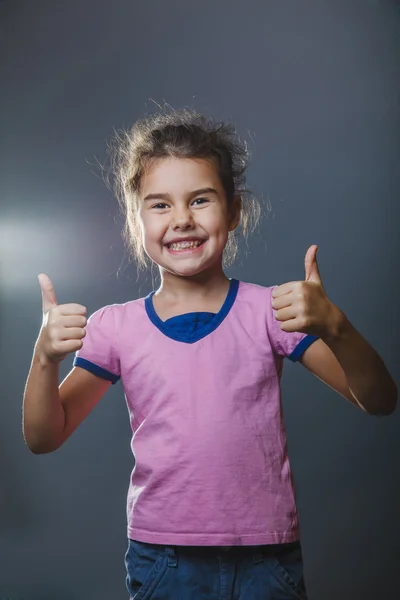 Niña niño muestra las manos gesto sí sobre un fondo gris — Foto de Stock