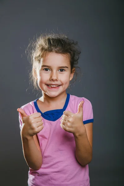 Niña niño muestra las manos gesto sí sobre un fondo gris — Foto de Stock