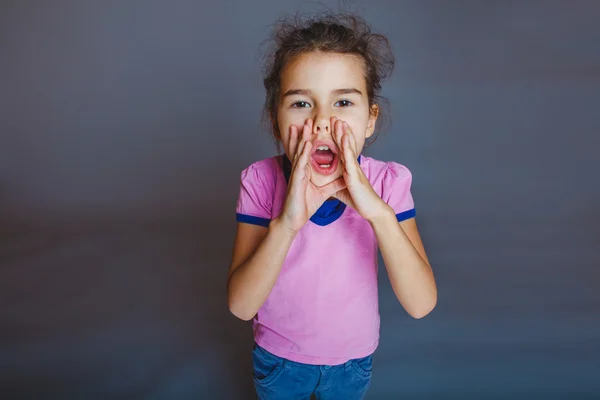 Mädchen Kind Teenager 7 Jahre, europäisches Aussehen Brünette weint schlank — Stockfoto