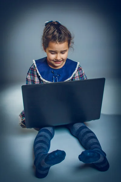 Meisje kind Teen 7 jaar, van Europees uiterlijk brunette kijken — Stockfoto