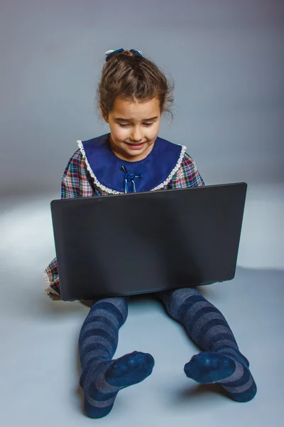 Meisje kind Teen 7 jaar, van Europees uiterlijk brunette kijken — Stockfoto