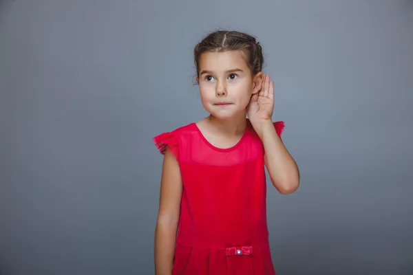 Gadis memegang tangan seorang anak mendengarkan ke telinga pada abu-abu kembali — Stok Foto