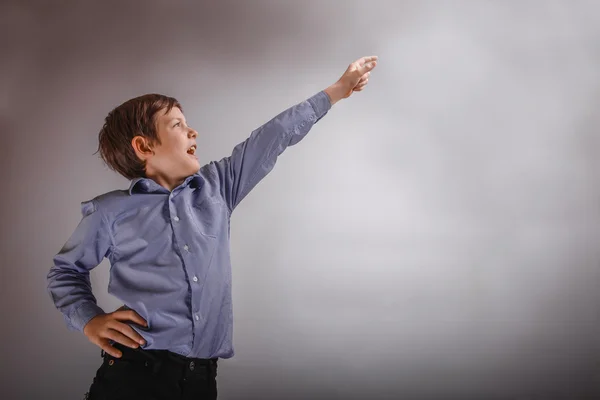 Adolescente chico marrón experiencias felicidad mostrando pulgar hacia arriba en un — Foto de Stock