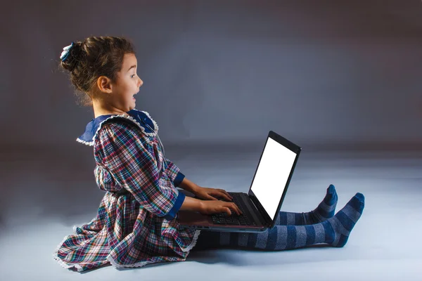 Meisje op zoek verrast computer — Stockfoto