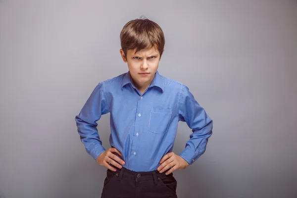 灰色の背景に怒りの 10 代の少年 — ストック写真