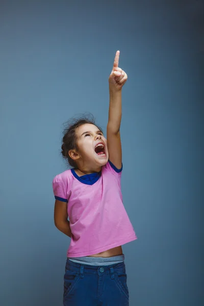 Menina levantou os polegares para cima gritando fundo cinza — Fotografia de Stock