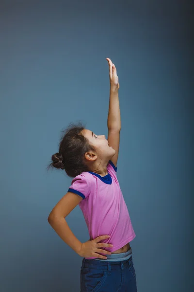 Meisje strekt zich een hand omhoog op grijze achtergrond — Stockfoto