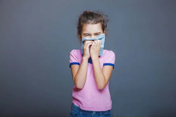 burun akıntısı ile kız ona mendil preslenmiş