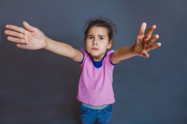 kamera seyir üzgün kız çocuk eller çeker