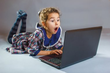 gri arka plan üzerinde elbise kız bebek bakarak şaşırttı