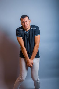 Avrupa görünüm brunet Holding adam abdom üzerinde eller