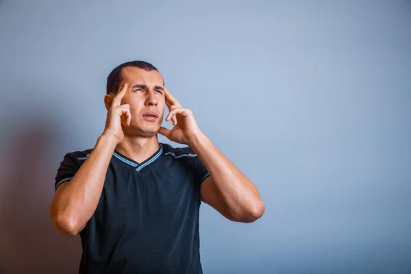 Mannetje van Europees uiterlijk brunet ingedrukt vingers aan zijn te — Stockfoto