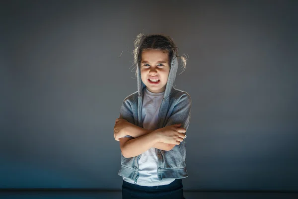 Lächeln Mädchen in der Kapuze auf grauem Hintergrund — Stockfoto