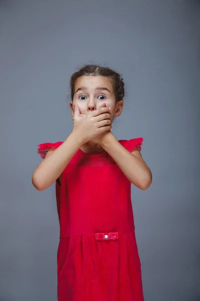 Adolescente niña manos cubriendo su boca se siente asustado en un g — Foto de Stock