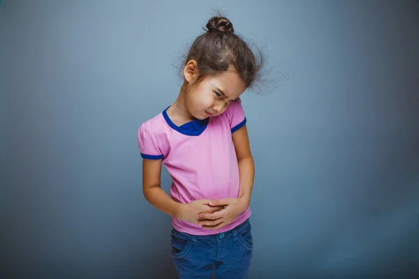 Bolest břicha dítě dospívající dívka na šedém pozadí — Stock fotografie