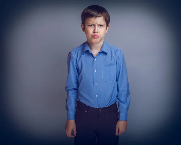Мальчик-подросток 10 лет европейский внешний вид не удовлетворен — стоковое фото
