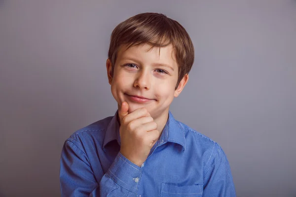 Adolescente menino 10 anos de aparência europeia pensa sorrindo d — Fotografia de Stock