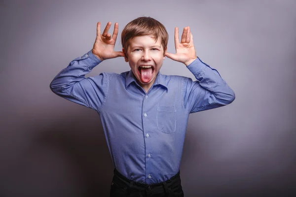 Мальчик весело показывает язык — стоковое фото