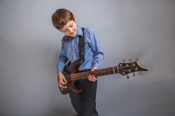 Ragazzo dita corde di chitarra — Foto Stock