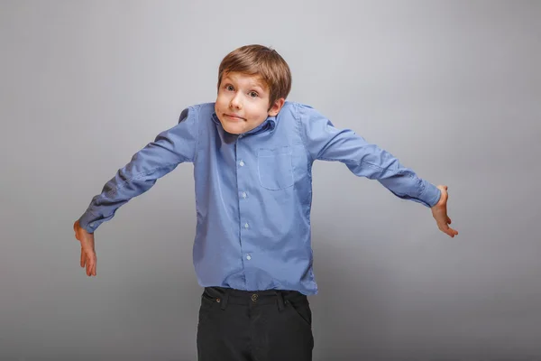 Jongen tiener Europees uiterlijk verspreid zijn armen, onwetendheid, con — Stockfoto