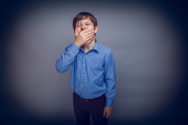 genç çocuk 10 yıl Avrupa görünüm uykulu, esneme,