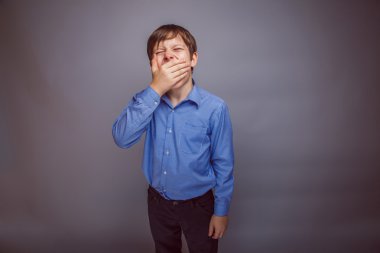 genç çocuk 10 yıl Avrupa görünüm uykulu, esneme,