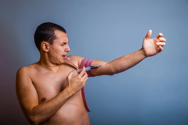 Mannetje van Europees uiterlijk brunette shirtless geïnjecteerd drug in — Stockfoto