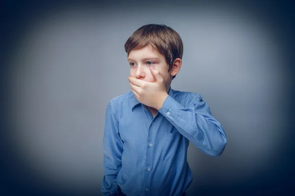 Teen pojke europeiskt utseende brunt hår hand stängd mun känns — Stockfoto