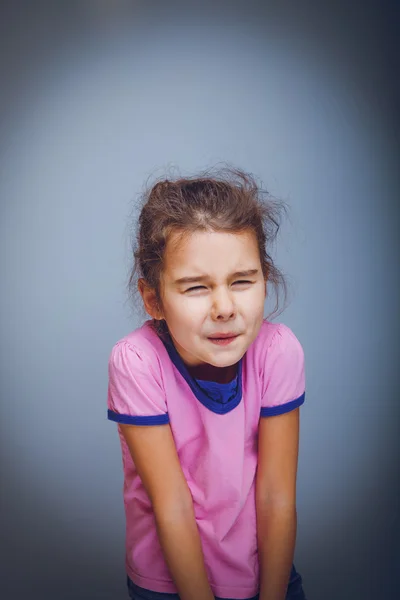 Adolescente menina 5 anos de aparência europeia tem dor abdominal em um — Fotografia de Stock