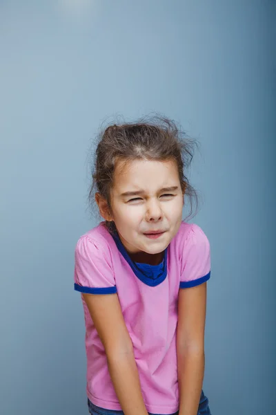 Девочка-подросток 5 лет европейского появления имеет боль в животе на — стоковое фото