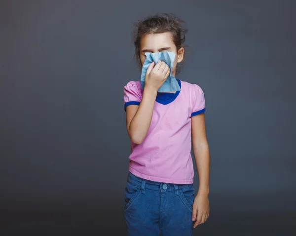 Menina adolescente 5 anos de aparência europeia espirra doente, lenço — Fotografia de Stock