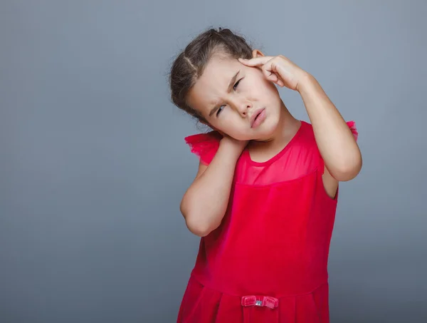 Dospívající dívka dítě bolesti hlavy migréna na šedém pozadí — Stock fotografie