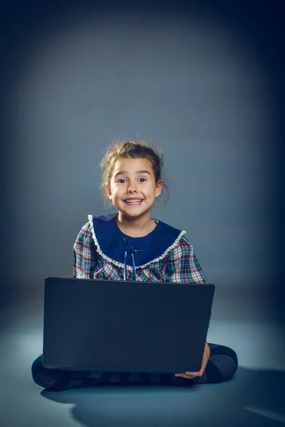 Teen flicka sitter på golvet spelar laptop — Stockfoto