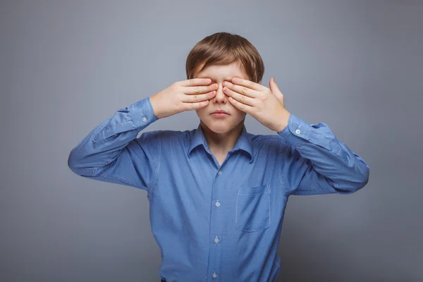 Adolescente chico 10 años marrón pelo caucásico apariencia ojos cerrar — Foto de Stock