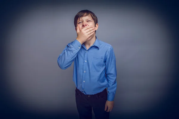 Tiener jongen gaapt tien jaar van Europees uiterlijk bruin haar co — Stockfoto