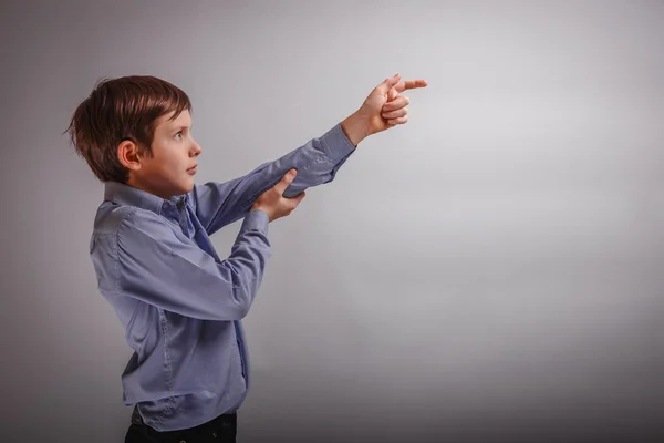 Teenager a boy brown European appearance indicates hand forward — Stock Photo, Image