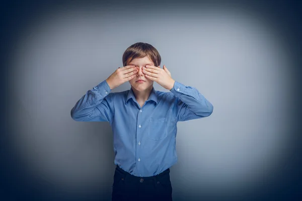 Adolescente chico caucásico apariencia ojos cerrado manos cruz proces — Foto de Stock