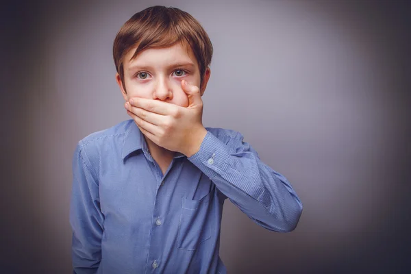 Teenager boy of 10 years European appearance closed mouth wit — Stock Photo, Image