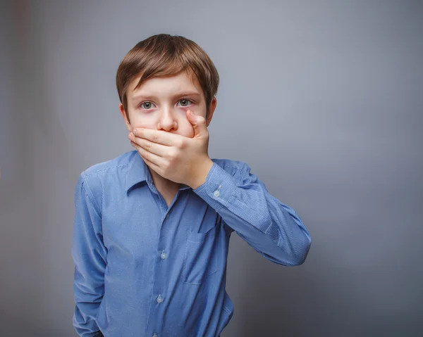 Teenager boy of 10 years European appearance closed mouth wit — Stock Photo, Image