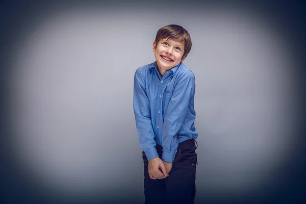 Tonåring pojke på 10 år europeiskt utseende har ett behov för oss — Stockfoto