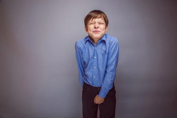 Adolescente menino de 10 anos aparência europeia tem uma necessidade para nós — Fotografia de Stock