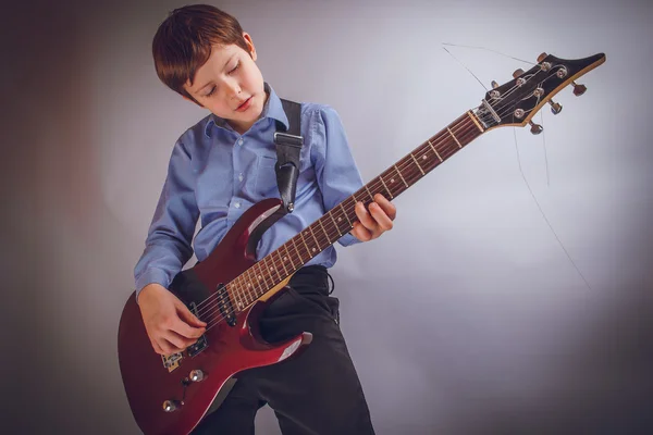 Adolescente chico de 10 años europeo apariencia regocija juega g — Foto de Stock