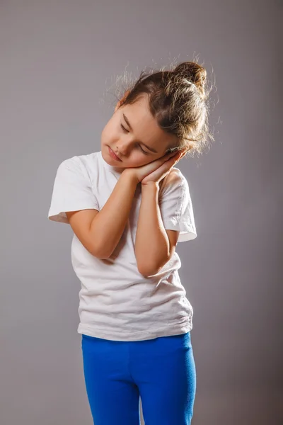 Bebé niña durmiendo lunático de pie mano debajo de su mejilla en un gr —  Fotos de Stock