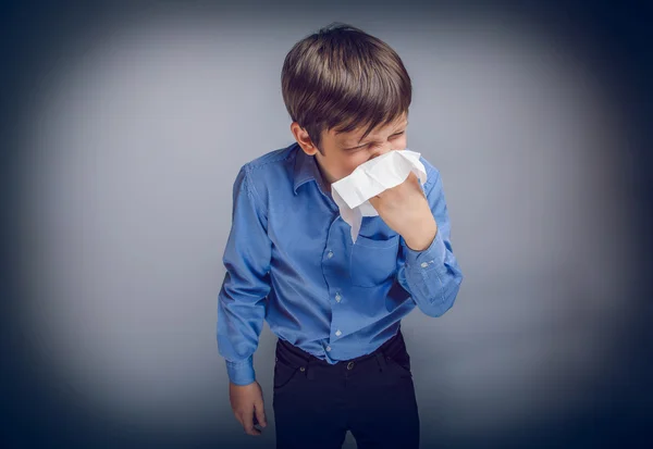 Teenager boy of 10 years European appearance sick sneezing — Stock Photo, Image