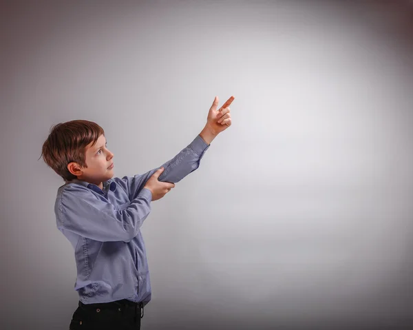 Teenager boy of 10 years European appearance shows up on a gr — Stock Photo, Image